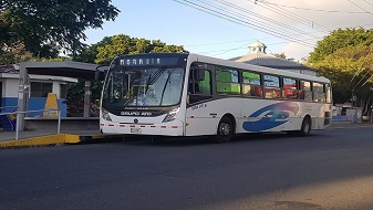 Imagen de un autobus en una parada