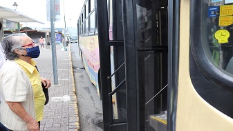 Imagen de usuaria con la mascarilla puesta abordando un bus de ruta regular