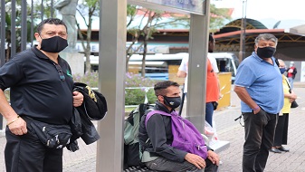 Imagen de usuarios de autobús de ruta en una parada