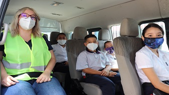 Imagen de niños en el interior de una microbus de estudiantes