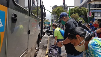 Imagen de usuarios subiendo al autobus