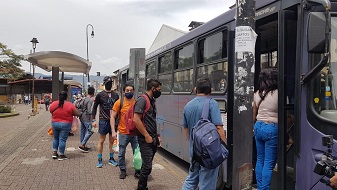 Imagen de usuarios de autobús de ruta con la mascarilla puesta