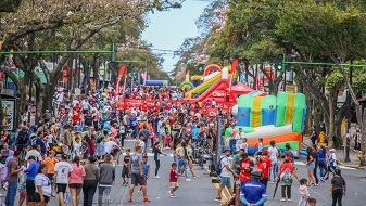 Imagen del Paseo Colón con personas disfrutando de actividades recreativas