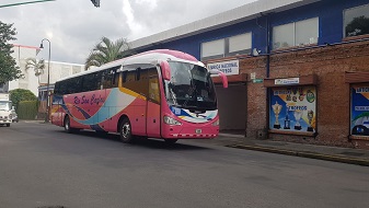 Imagen de un autobus en carretera