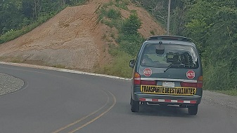 Imagen de una microbús de transporte de estudiantes