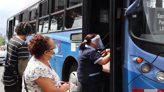 Imagen de usuarios subiendo al autobus