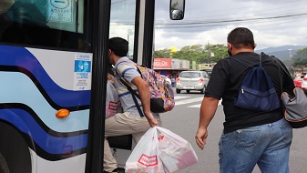 Imagen de usuarios subiendo al autobus