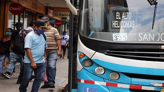 Imagen de usuarios subiendo al autobus