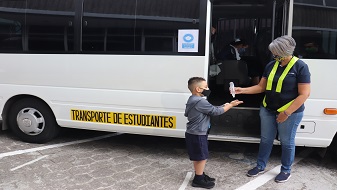 Imagen de niño en transporte de estudiantes