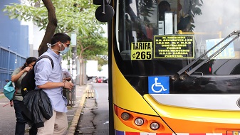 Imagen de usuario subiendo al autobus