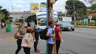 Imagen de usuarios de transporte público