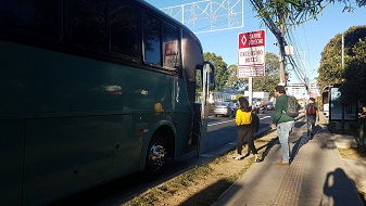 Imagen de usuarios subiendo al autobus