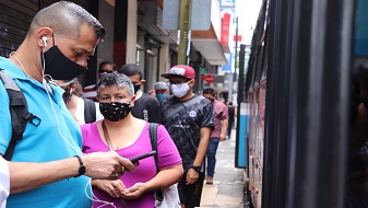 Imagen de usuarios subiendo al autobus