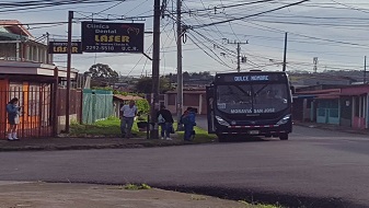 Imagen de usuarios subiendo al autobus