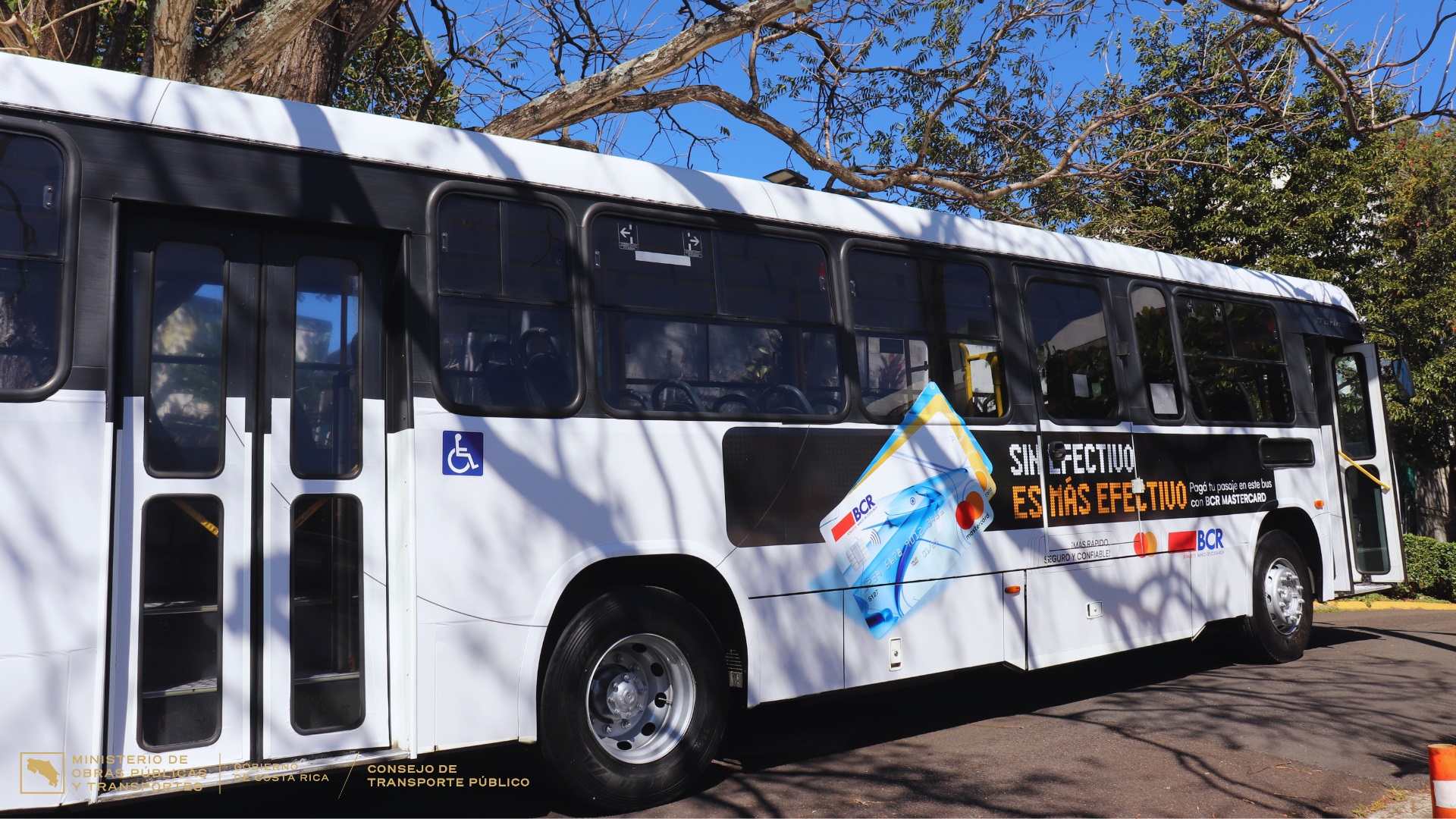 Autobús con rotulación de pago electrónico.