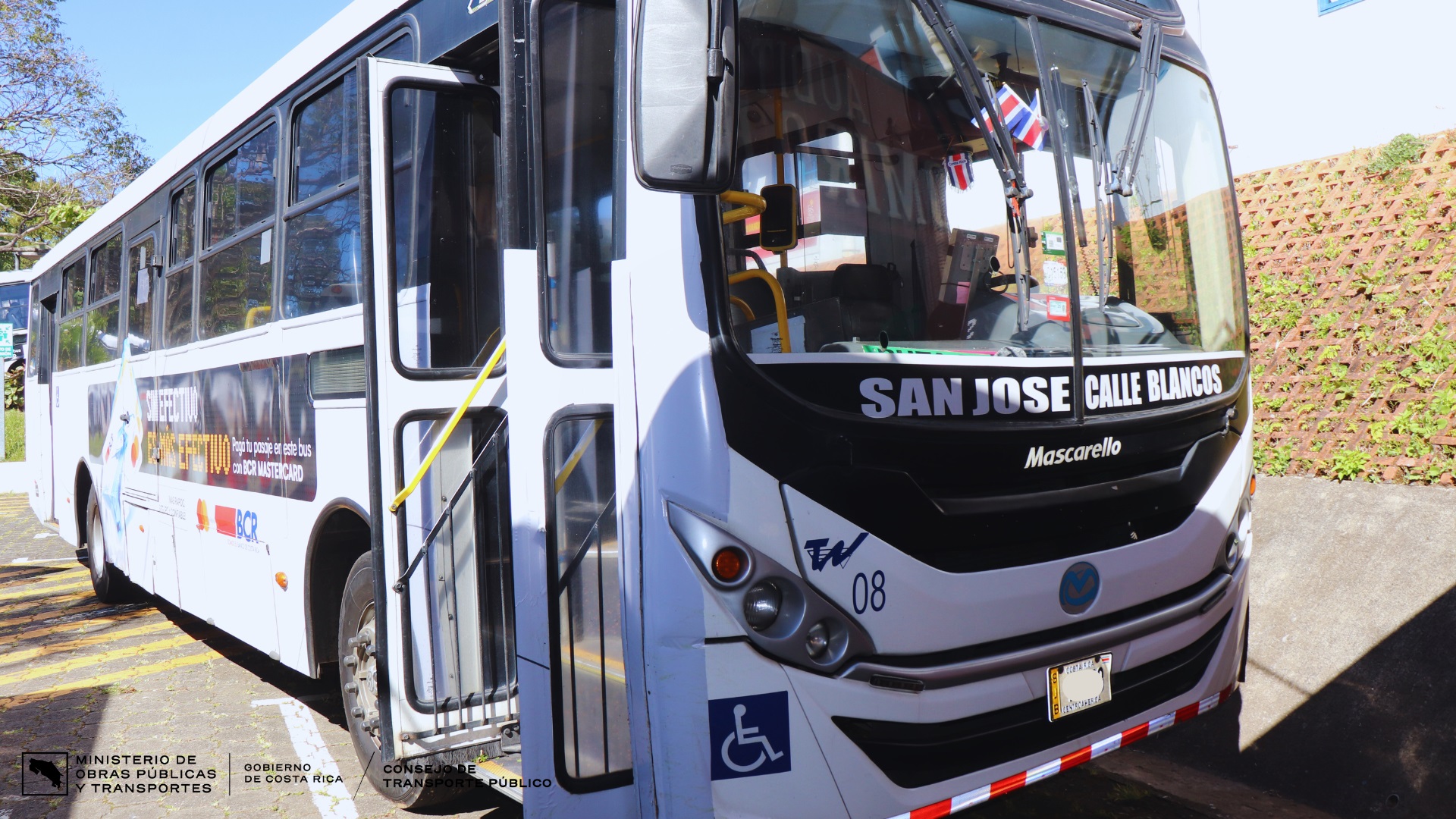 Autobús de Calle Blancos con rotulación de pago electrónico.