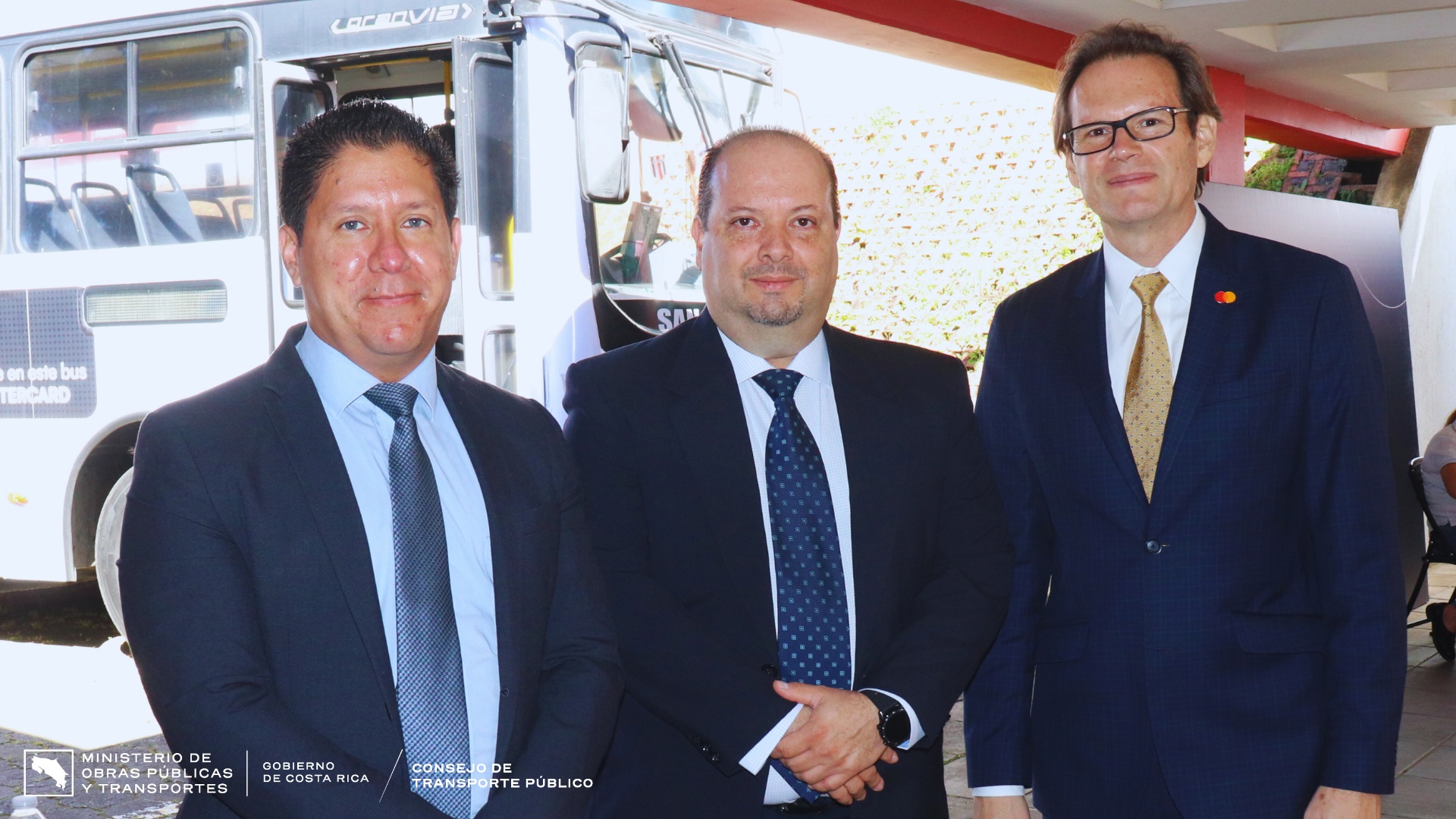 Lic. Carlos Ávila, Viceministro de Transporte, Lic. Rafael Herrera, Director Ejecutivo del CTP y el Sr. Enrique Muñoz, Director para el Sector Público en MasterCard Costa Rica.