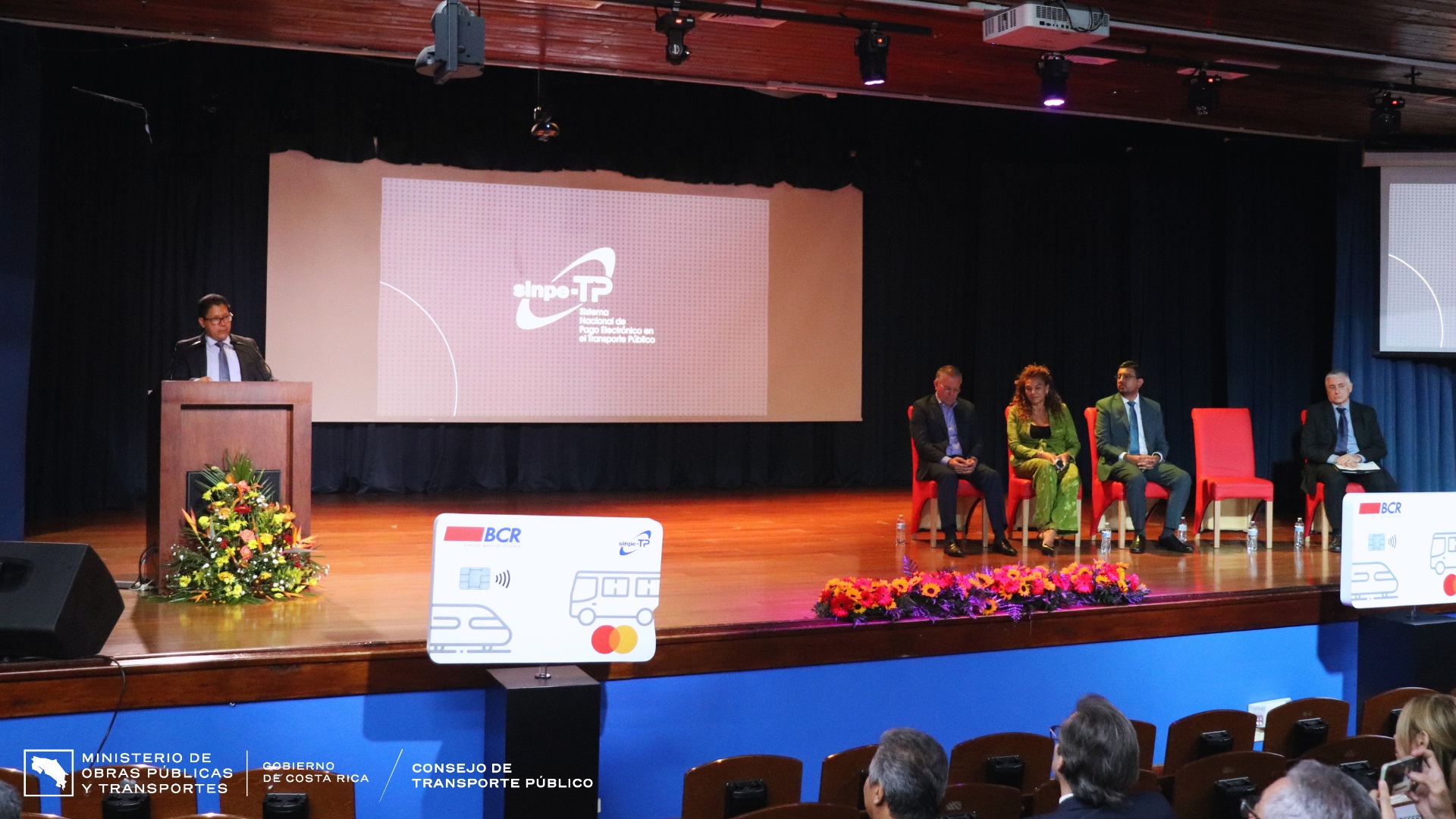 Lic. Carlos Ávila, Viceministro de Transporte, dirigiendo unas palabras a los miembros presentes en evento.